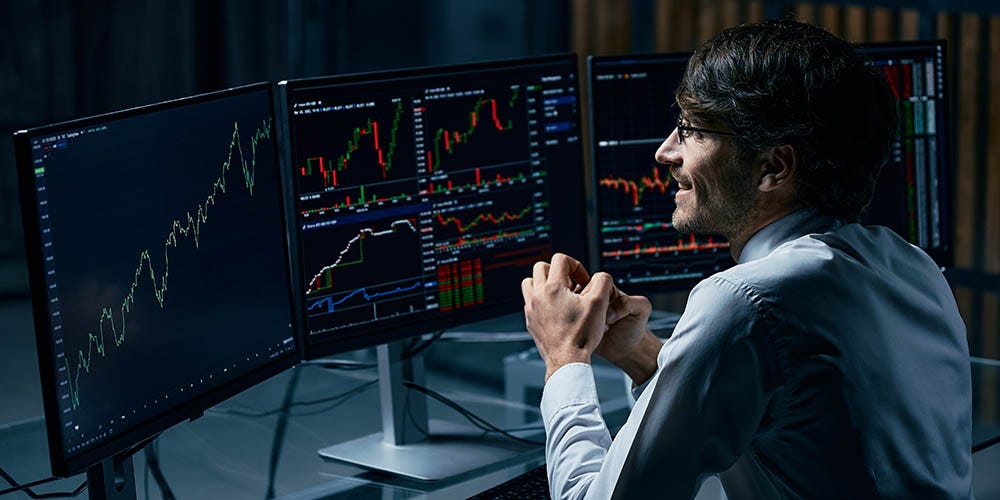 a man smiling - 6 Best Markets For Day Trading for Beginners