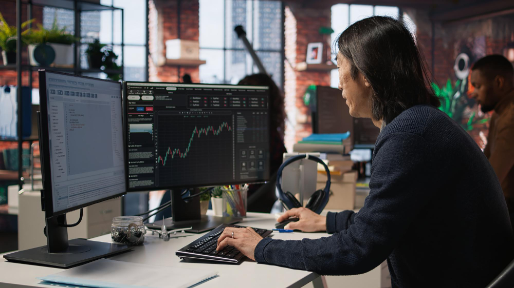 man trading on a desktop - Fair Value Gap Trading