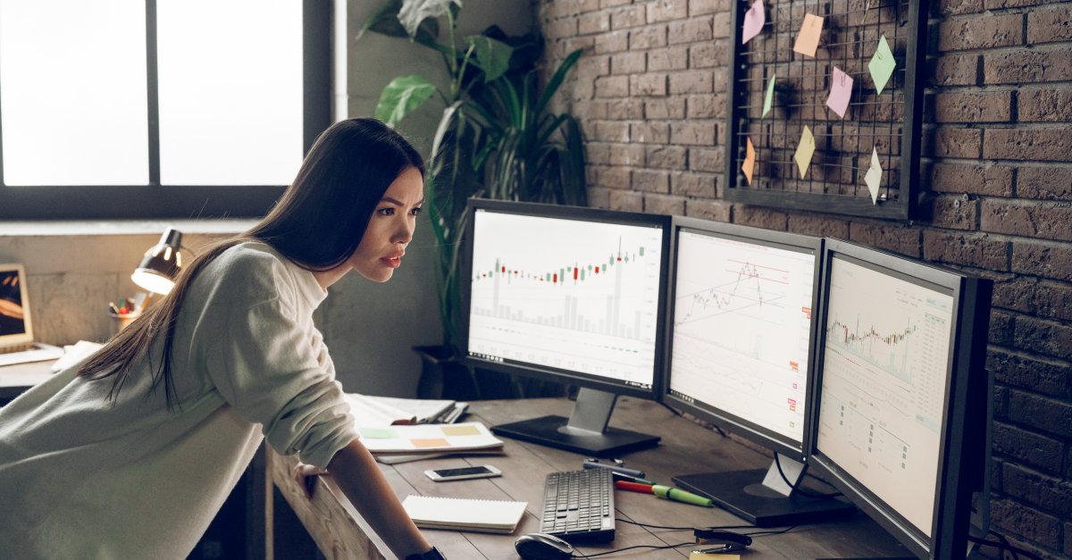 woman looking at a trading chart - Day Trading Indices