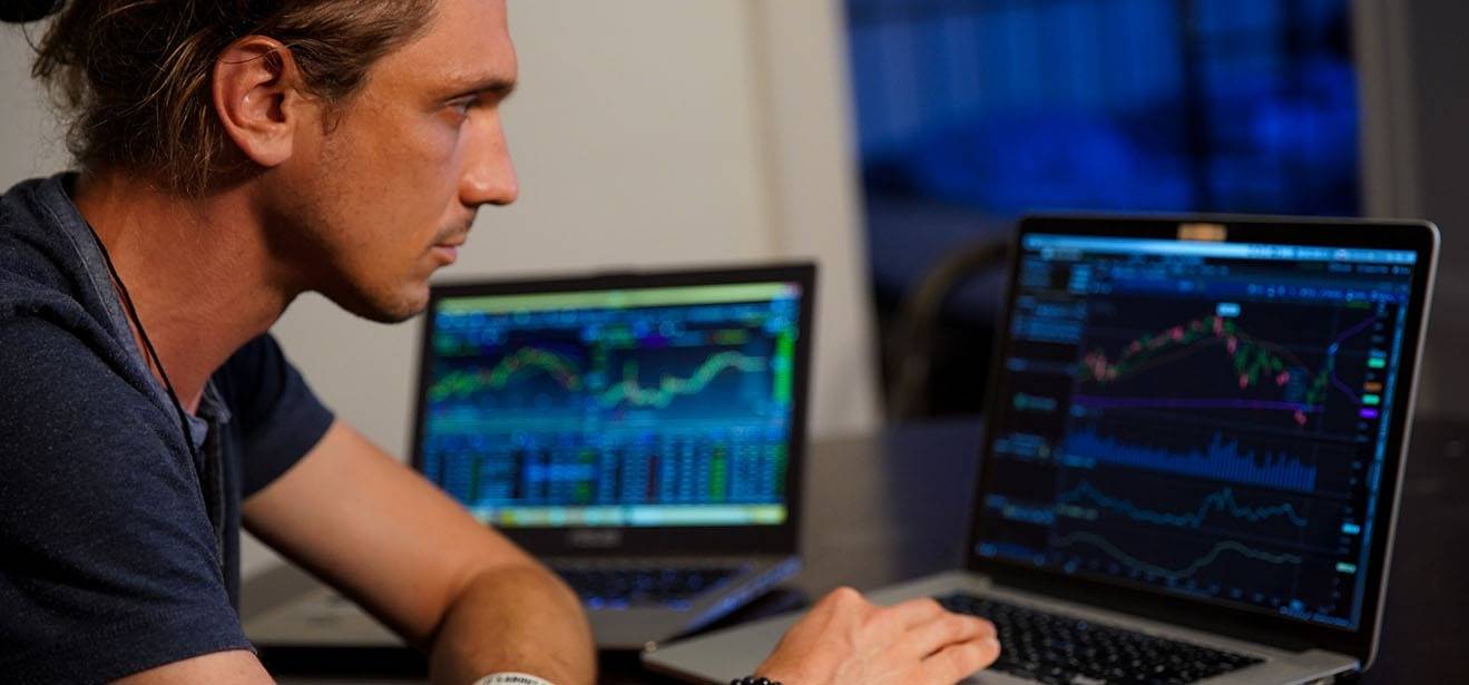 man trading on a desktop - Trading the DAX