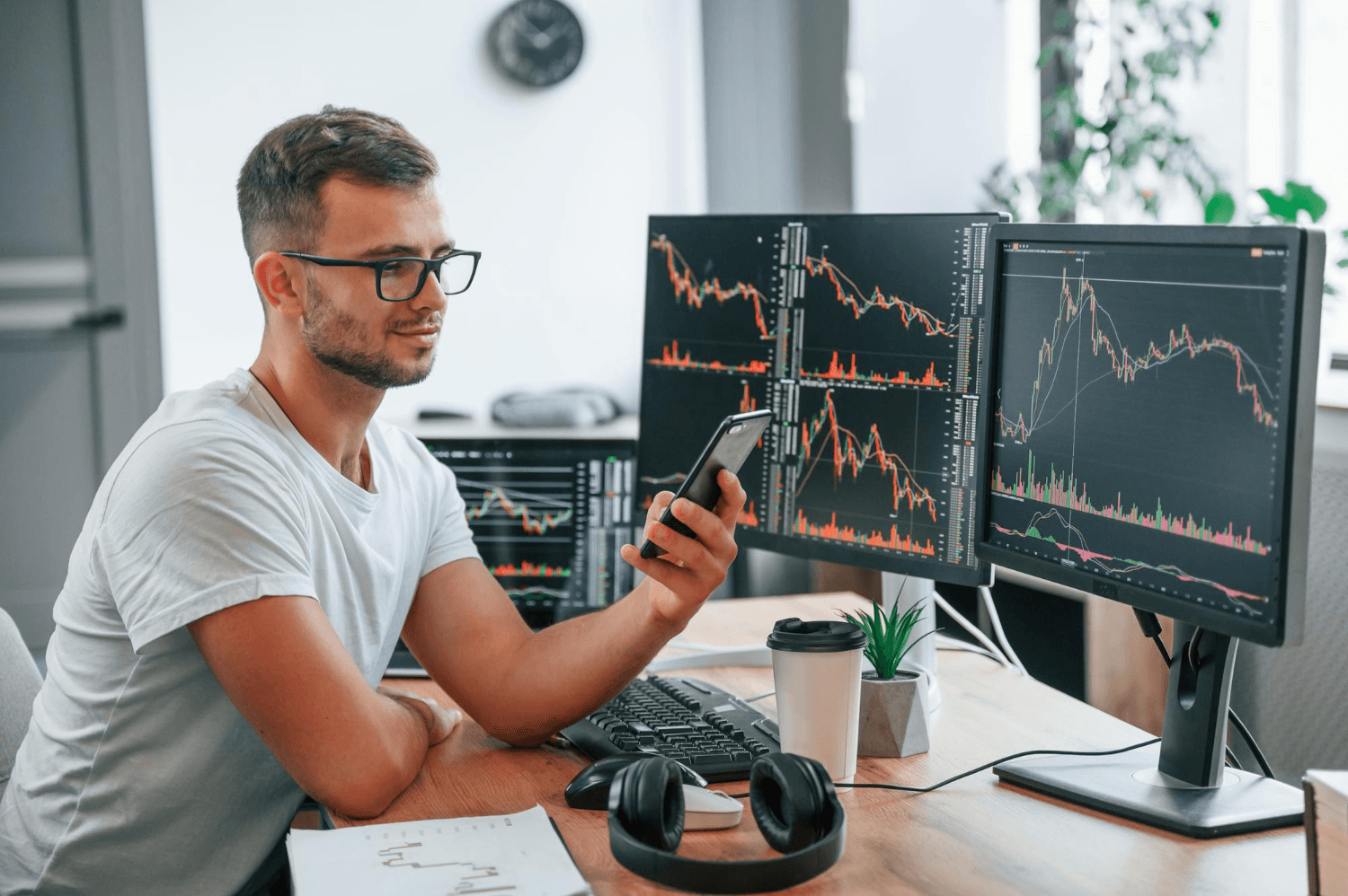 Man analyzing market charts on monitors - Futures vs CFD