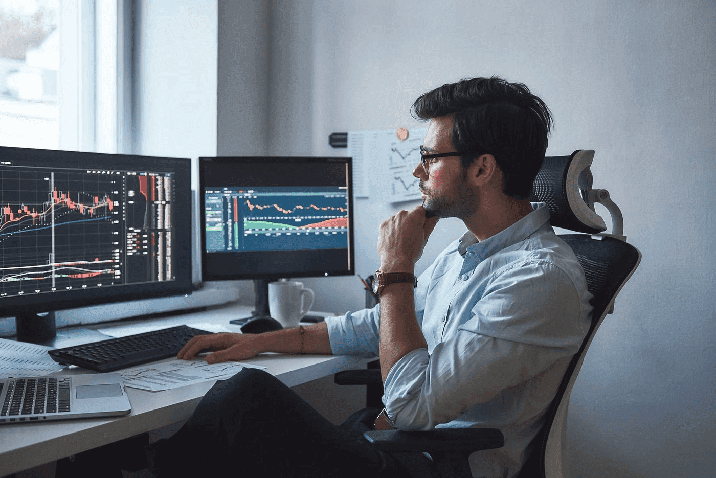 Trader monitors financial charts - Intraday Margin Futures