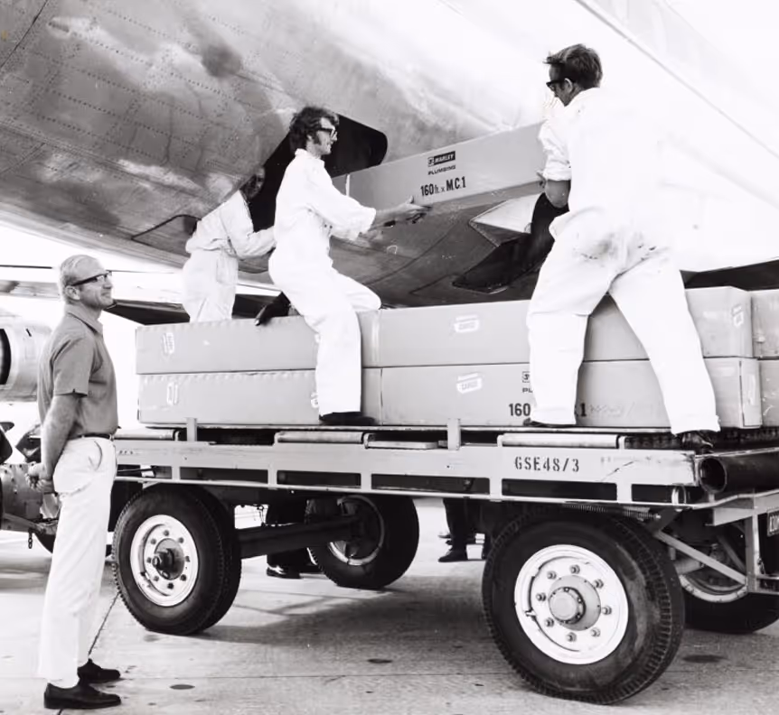 1970 Cargo into hold of DC8 - Source: Footprints
