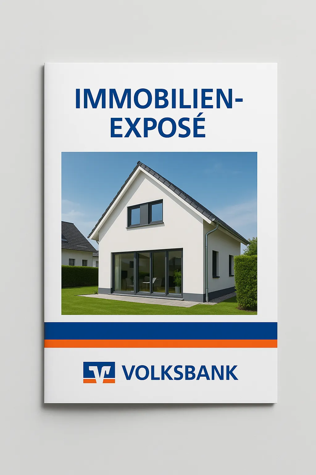 Exposé mit dem Titel Immobilien-Exposé zeigt ein modernes weißes Einfamilienhaus mit großem Fenster und Garten, mit Volksbank-Logo unten.