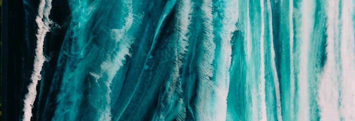 Texture abstraite avec des nuances de bleu et de blanc, ressemblant à des stries ou veines sur une surface lisse.