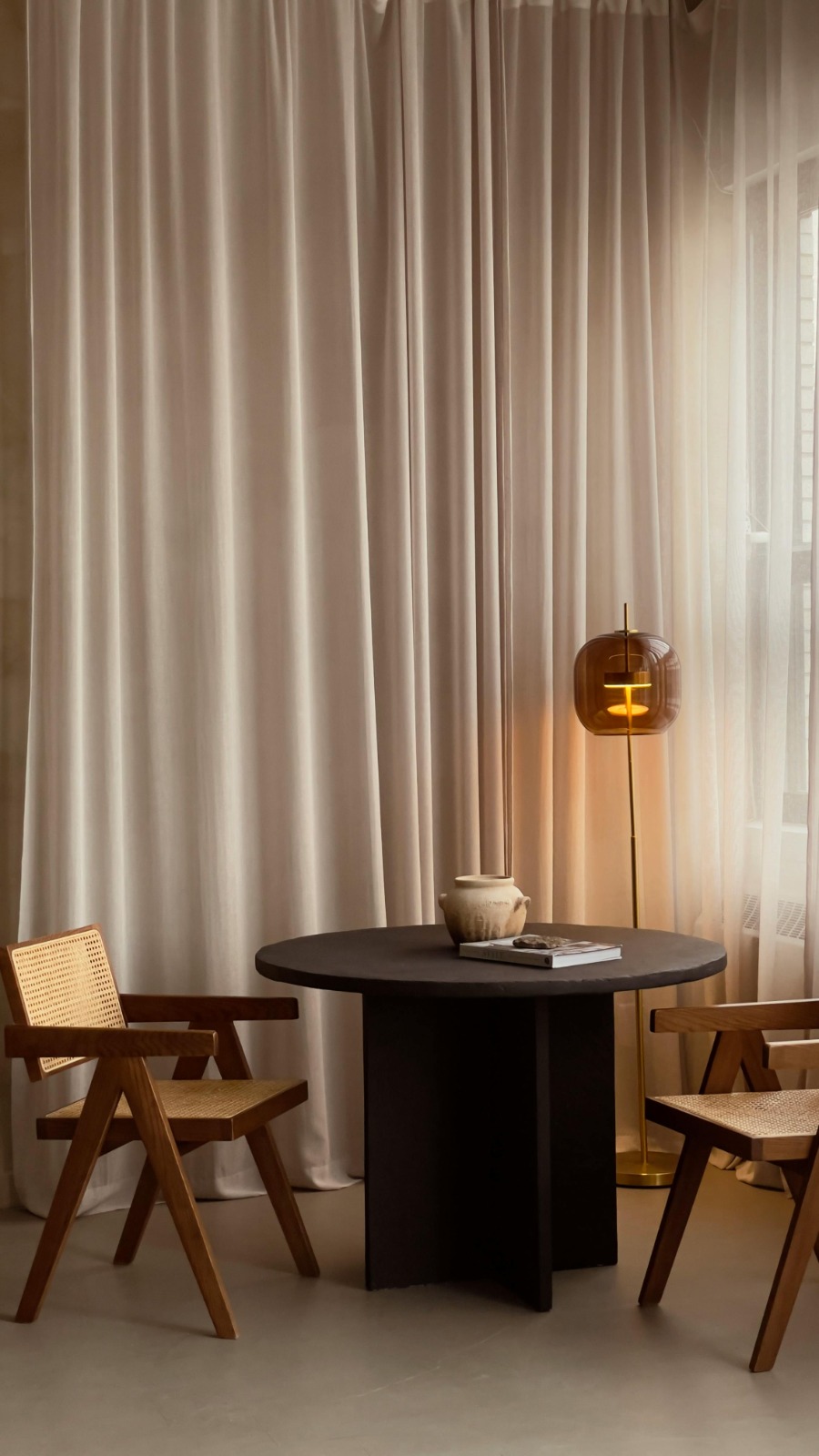 Image de deux personnes en train de lire et signer un contrat