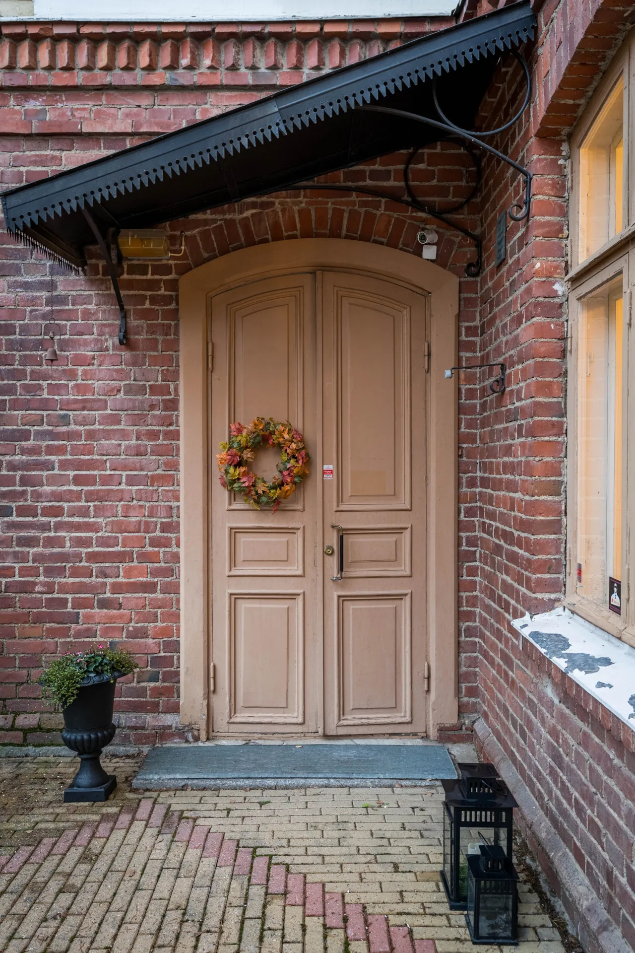 Kuva sisäänkäynnin pääovesta ulkoa kuvattuna