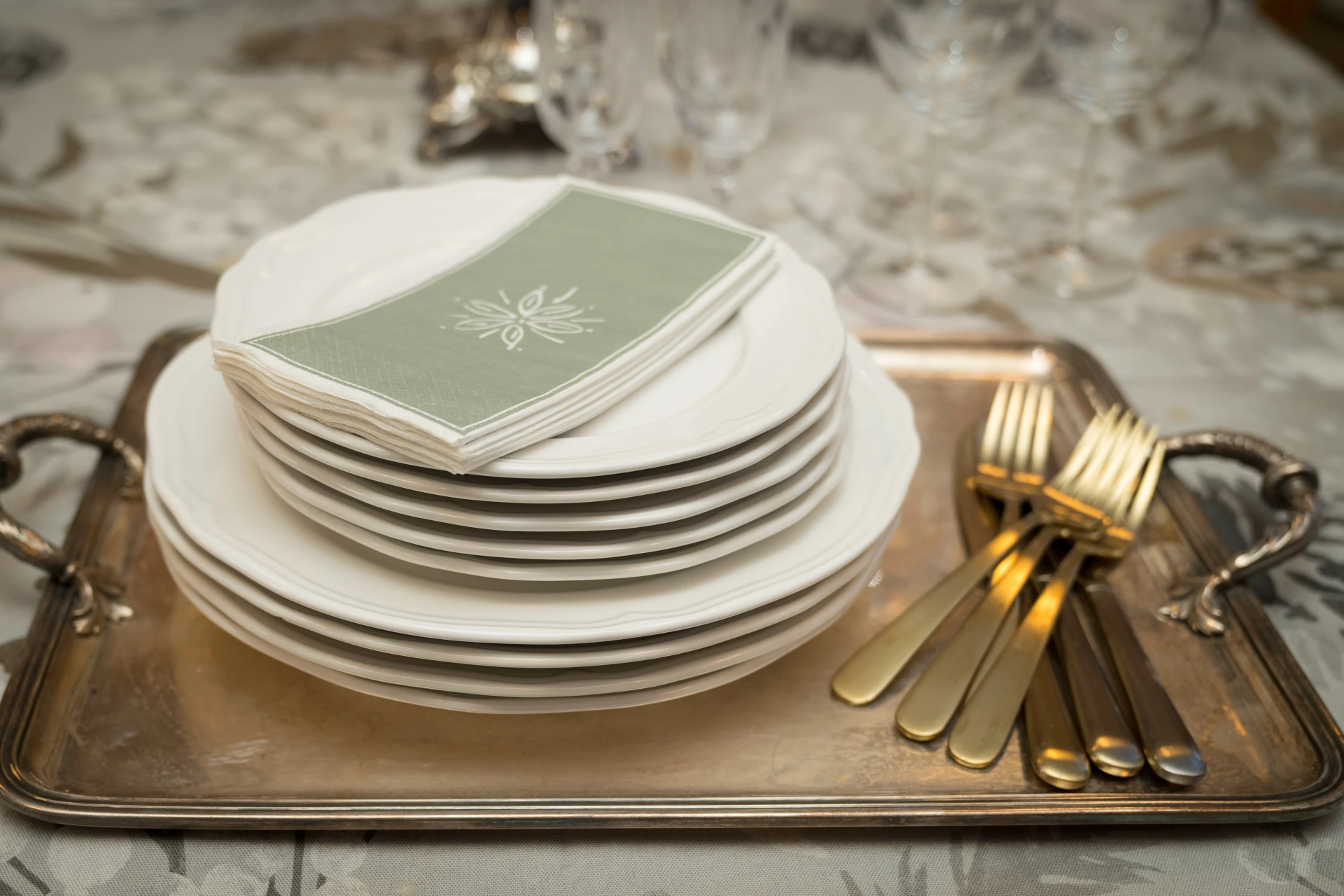 Kuva tyylikkäästä kattauksesta