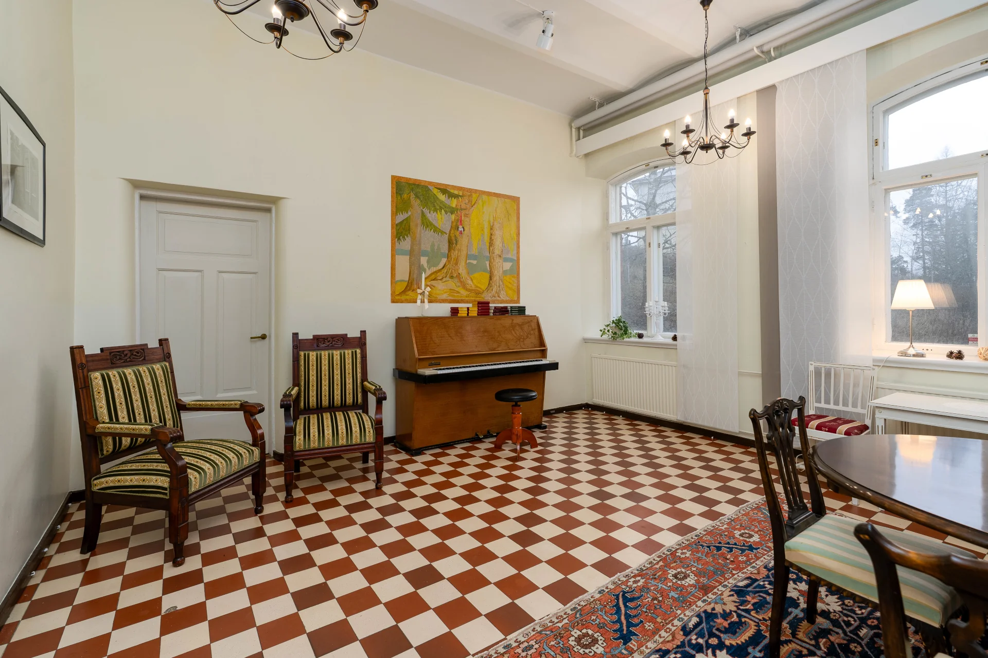 Kuva Juhlatilan toisesta siivestä ja pianosta