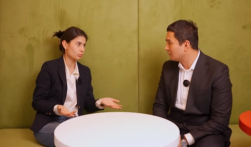 Diana Kurbanova discusses franchise readiness in a mentoring session with an entrepreneur.