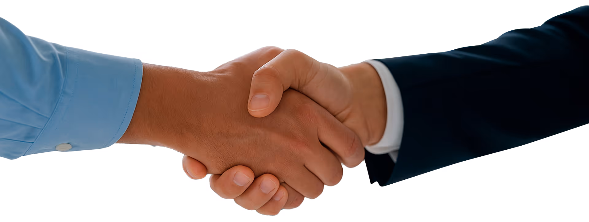 Dos personas dándose la mano, una con camisa azul y la otra con traje formal oscuro.