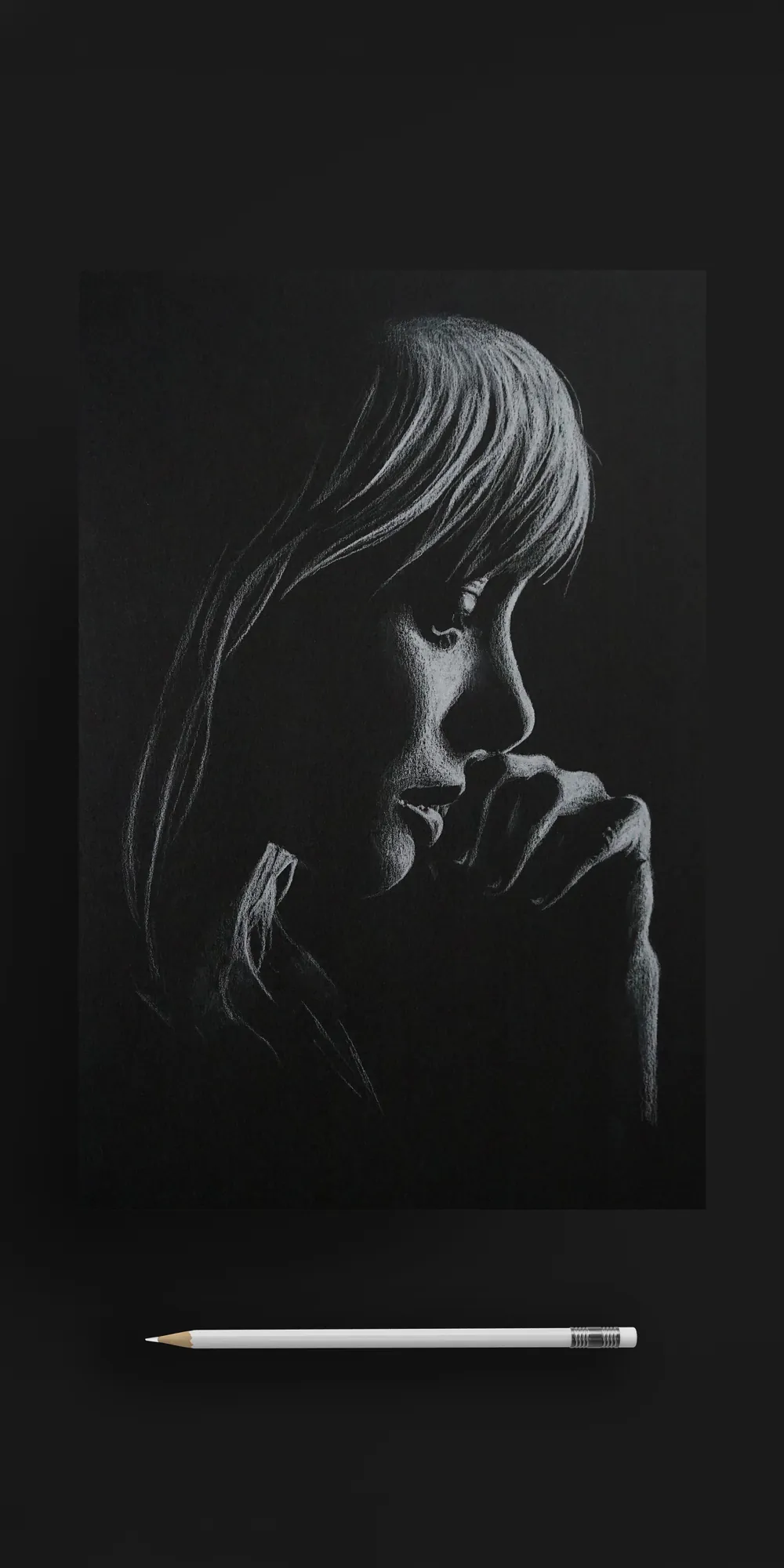 handgetekende illustratie met wit potlood van denkende vrouw portret