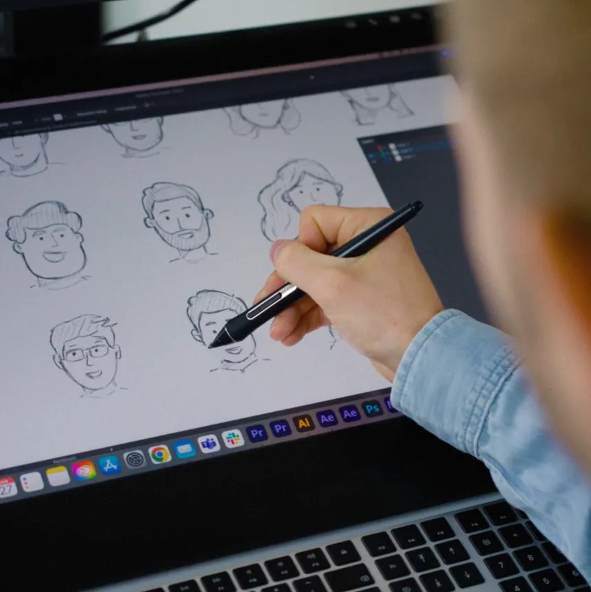 Futova aan het ontwerpen op een tekentablet