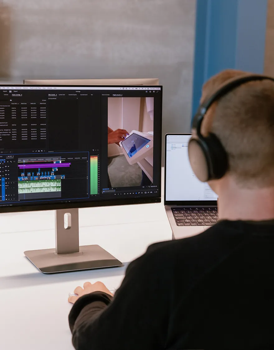 Futova aan het monteren