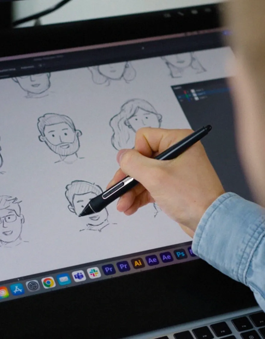 Futova aan het ontwerpen op een tekentablet