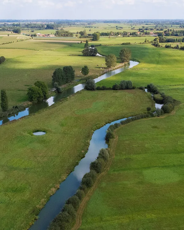 Natuurfoto rivieren. tussen velden