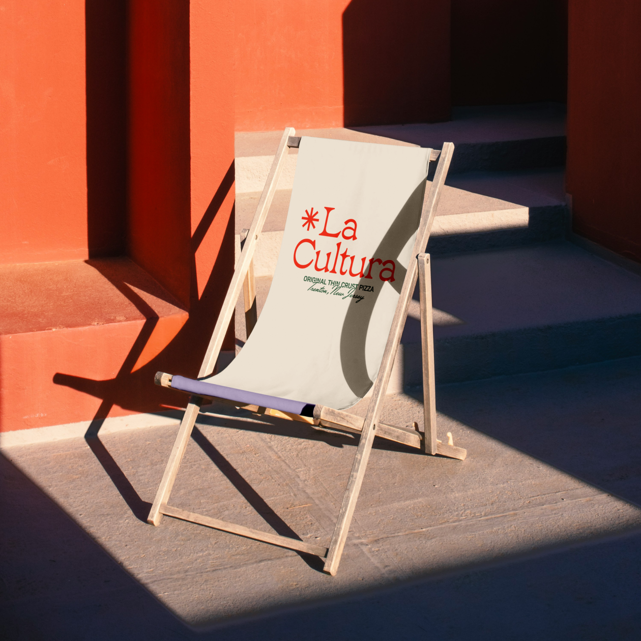 La Cultura logo lounge chair.