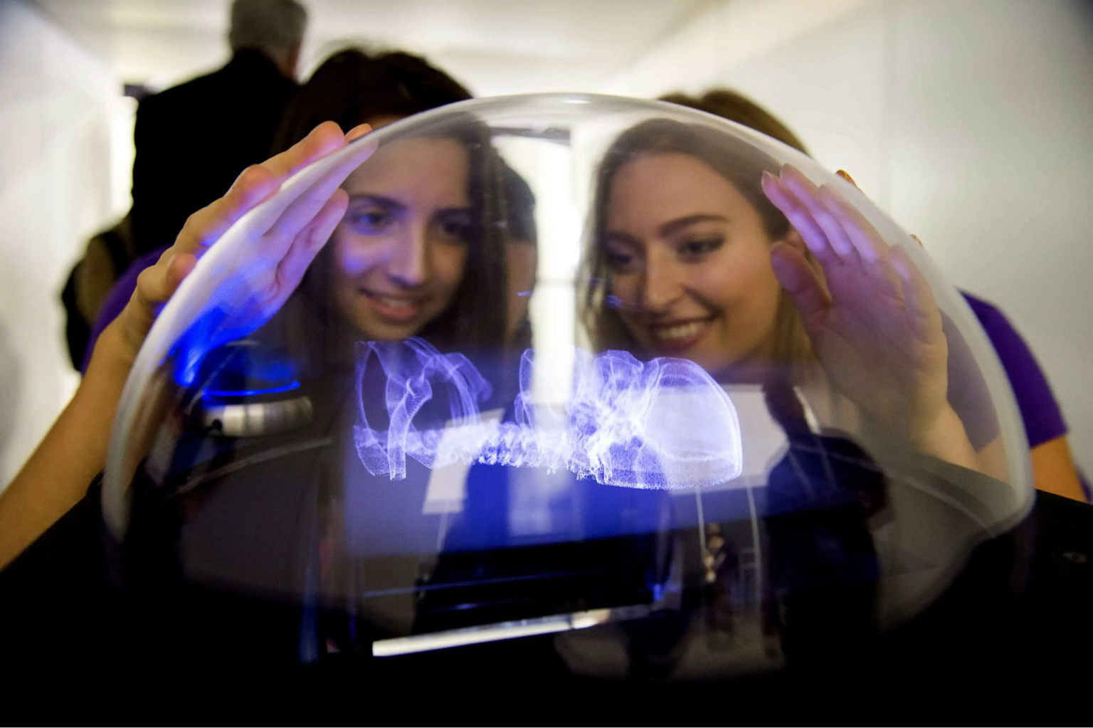 Volumetric display of a complex geometric form