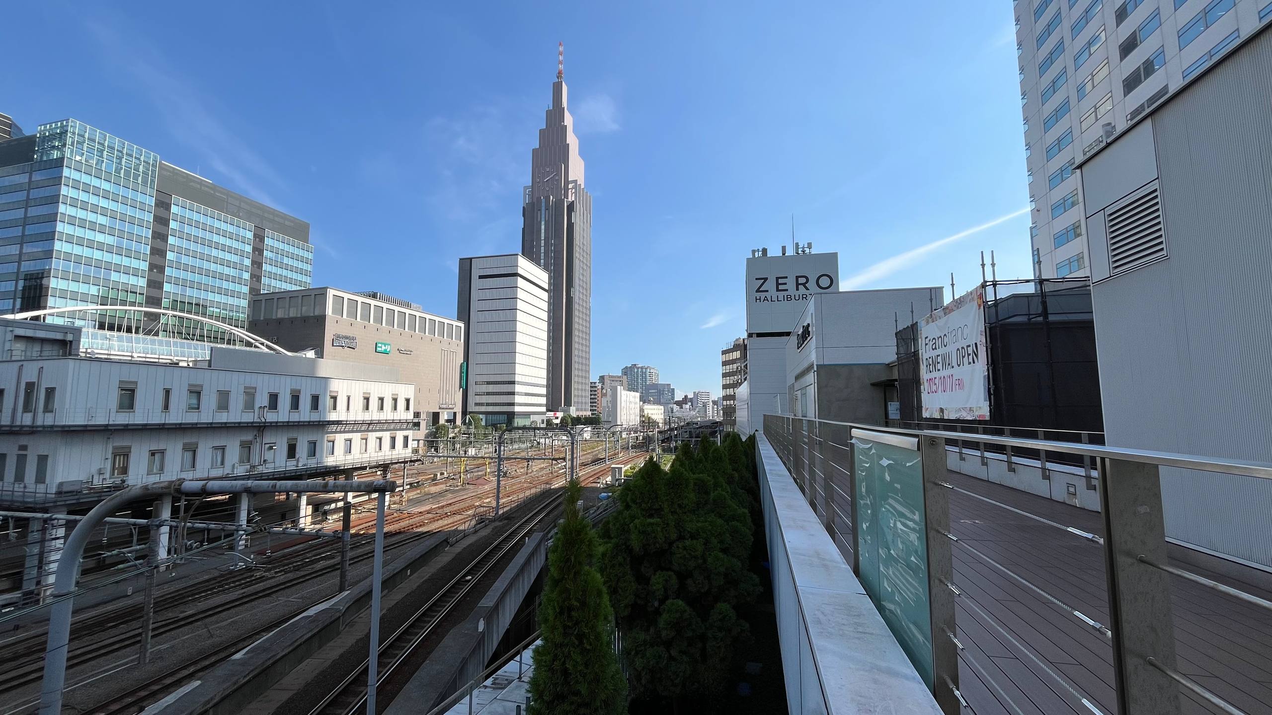 image of a person asking a question at an information counter (for a mobility and transportation)