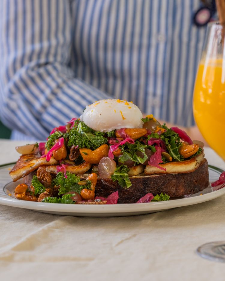 Chakchouka (shakshouka marocaine) en vedette avec en miniature notre fameux toast hallolumi.