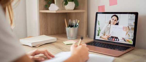 As tecnologias emergentes estão revolucionando o aprendizado de idiomas, tornando-o mais acessível, interativo e personalizado. Ferramentas como a realidade aumentada (RA), inteligência artificial (IA) e aprendizado adaptativo estão mudando o cenário da educação linguística de maneiras que antes eram inimagináveis.Realidade Aumentada (RA)A RA é uma das tecnologias mais promissoras para o aprendizado de idiomas. Imagine usar seu smartphone para escanear uma placa de rua em um país estrangeiro e ver a tradução instantânea sobreposta na tela. Aplicativos de RA podem simular interações com falantes nativos em ambientes virtuais, ajudando os alunos a praticar situações da vida real, como pedir direções ou fazer compras em um mercado.Inteligência Artificial (IA)A IA está na vanguarda da personalização educacional. Plataformas que utilizam IA podem adaptar automaticamente as lições ao progresso individual do aluno. Se um estudante está tendo dificuldades com a gramática, a IA pode sugerir exercícios adicionais para reforçar esse tópico. Além disso, chatbots baseados em IA podem interagir com os alunos, ajudando-os a praticar a conversação e oferecendo feedback em tempo real.Aprendizado AdaptativoAprendizado de Idiomas