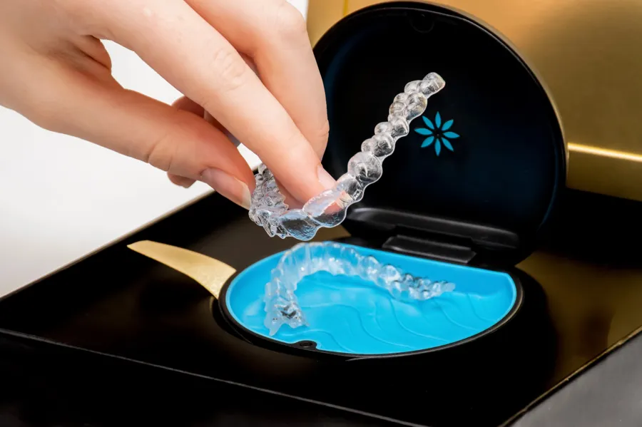 removing-clear-aligners-case