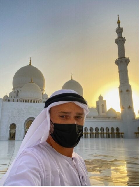 kenny van dessel in Arabisch land met plaatselijke klederdracht aan (c) the flow 