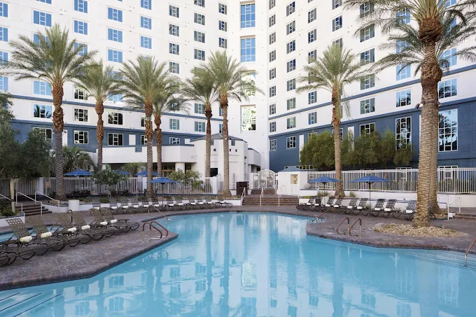 Hilton Grand Vacations Club Paradise — pool view 1