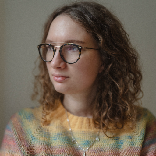 A headshot photo of Nastia Molotkova.
