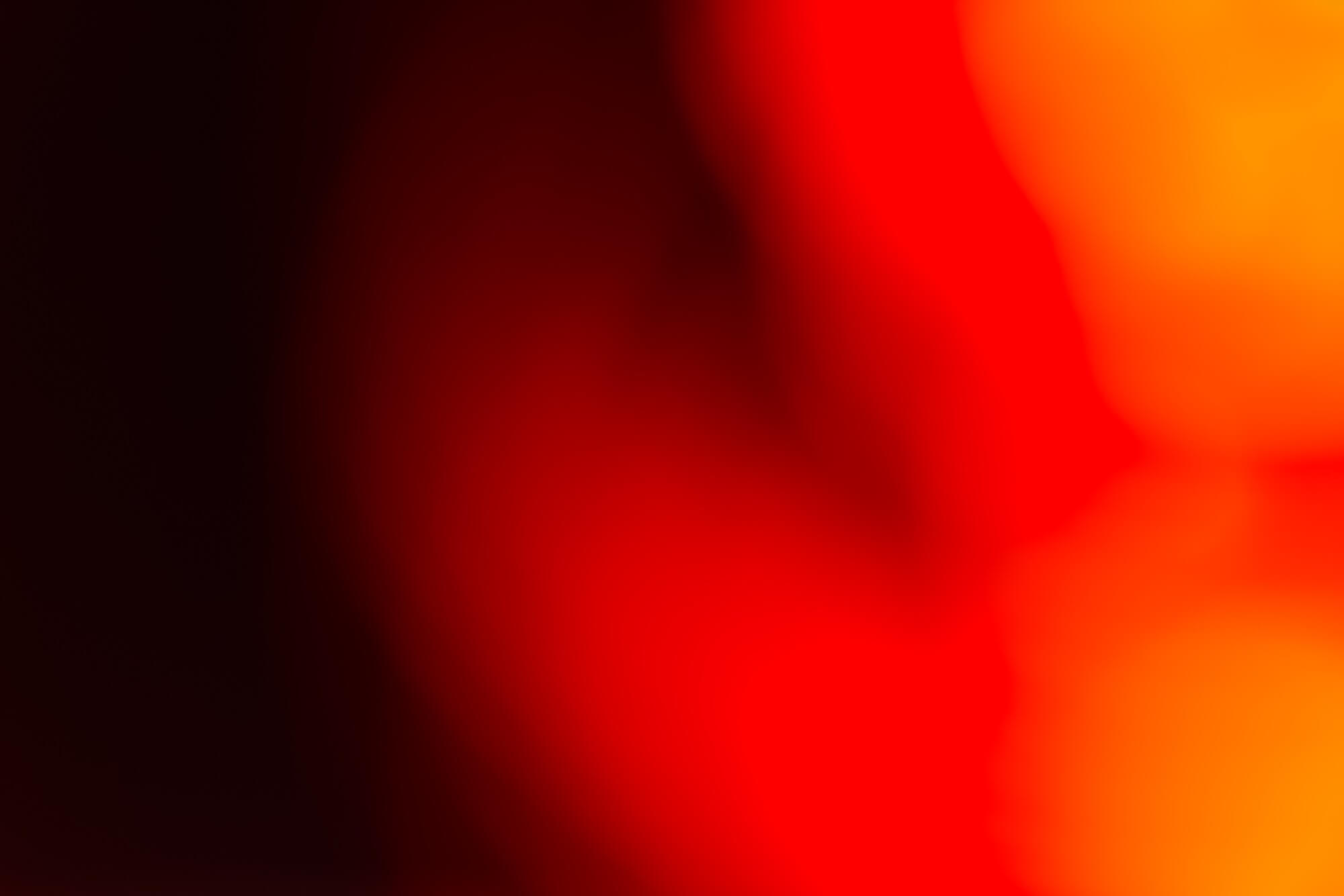 Epäselvä kuva, jossa on tummanpunainen ja oranssi väri.