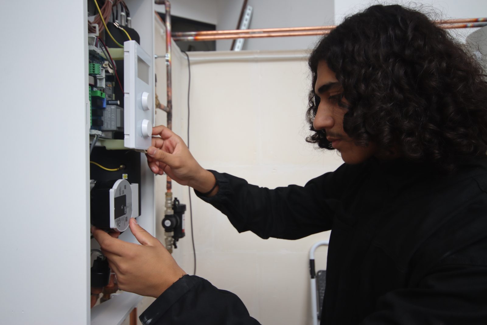 Un apprenti du Campus Arvo raccorde un équipement en atelier