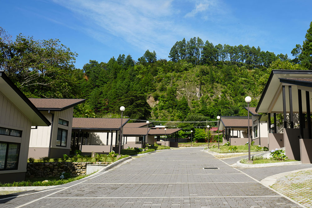 Foto panorámica de las villas con una montaña de fondo