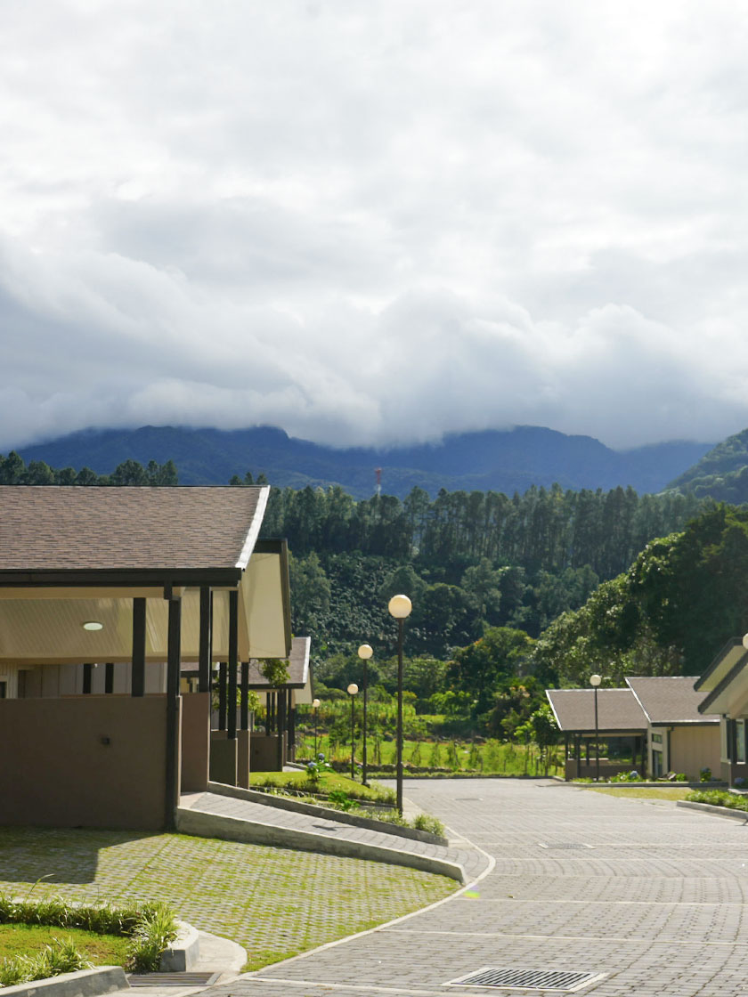 Vista de las villas con una calle cuesta abajo