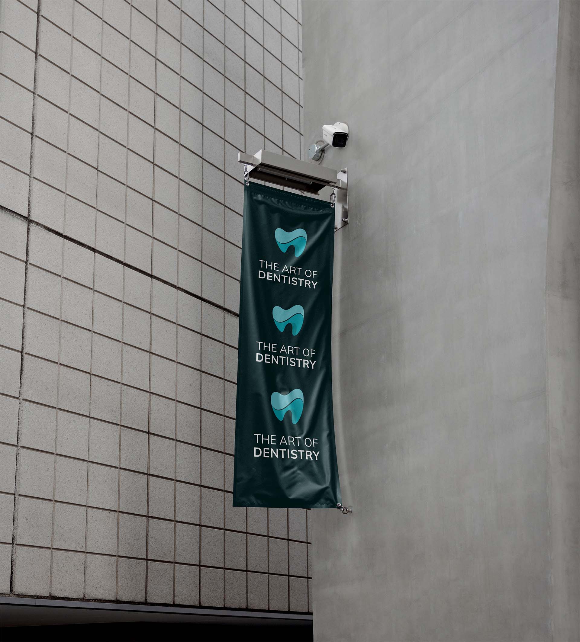 Vertikales Banner mit dem Text ‚The Art of Dentistry‘ und drei Zahn-Symbolen an einer Gebäudeaußenwand neben einer Überwachungskamera.