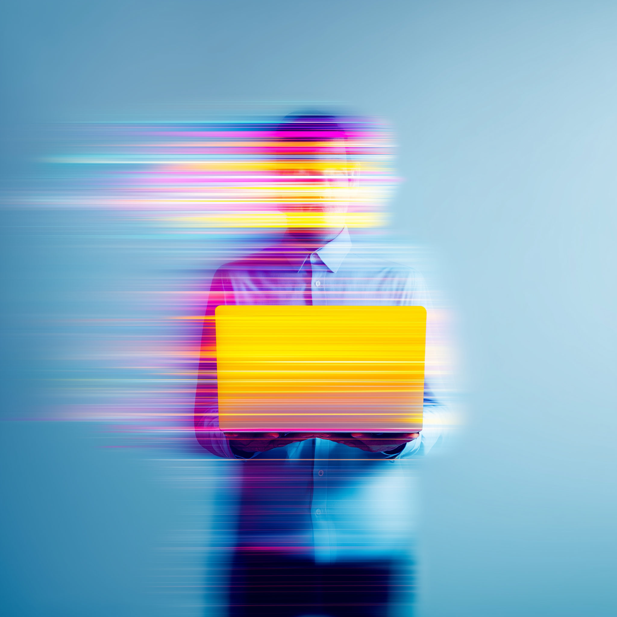 Vrouw met bril die een geel laptop scherm vasthoudt met digitale vervagingseffecten rondom haar hoofd en het apparaat.