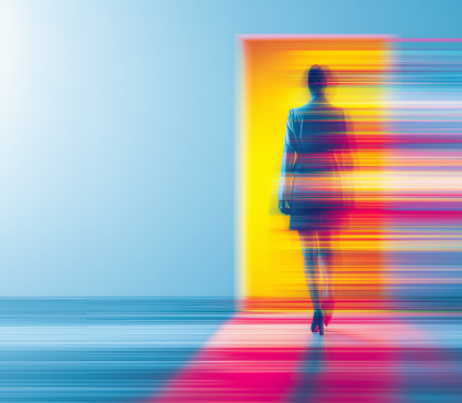 Vrouw met bril die een geel laptop scherm vasthoudt met digitale vervagingseffecten rondom haar hoofd en het apparaat.