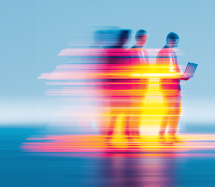 Vrouw met bril die een geel laptop scherm vasthoudt met digitale vervagingseffecten rondom haar hoofd en het apparaat.