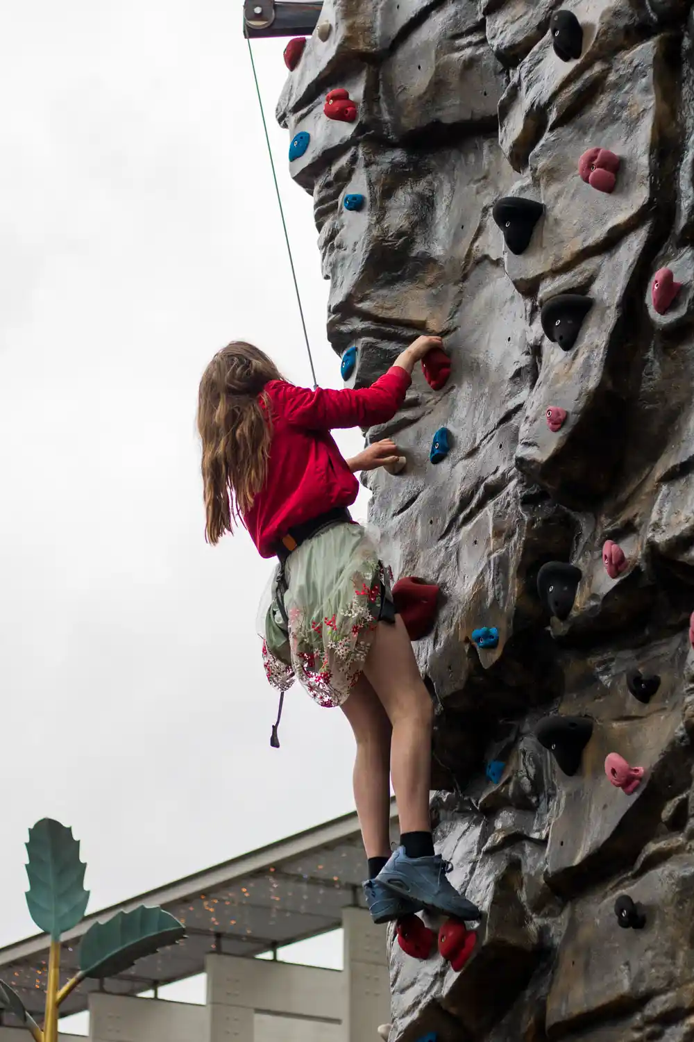een meisje klimmend op een te huren klimwand
