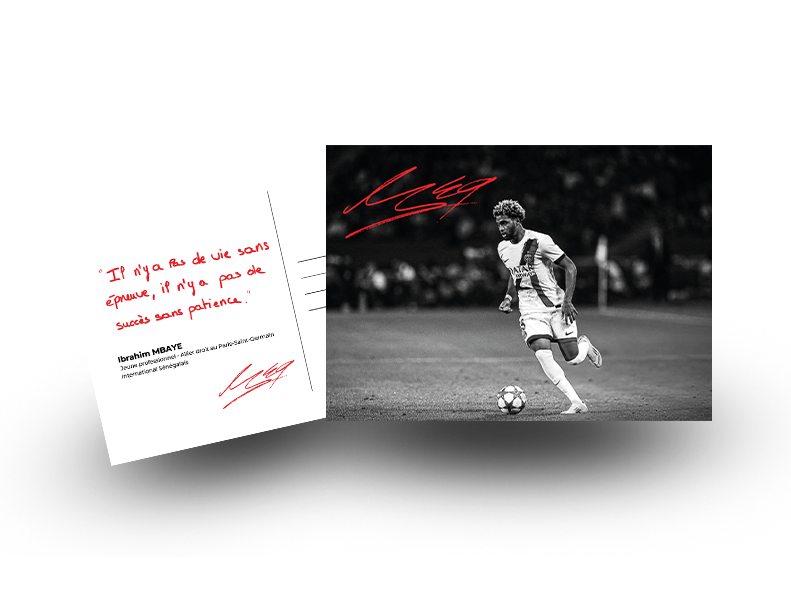 Carte postale avec une photo en noir et blanc d'un joueur de football sénégalais en action sur le terrain et une citation manuscrite en rouge rappelant que le succès demande de la patience.