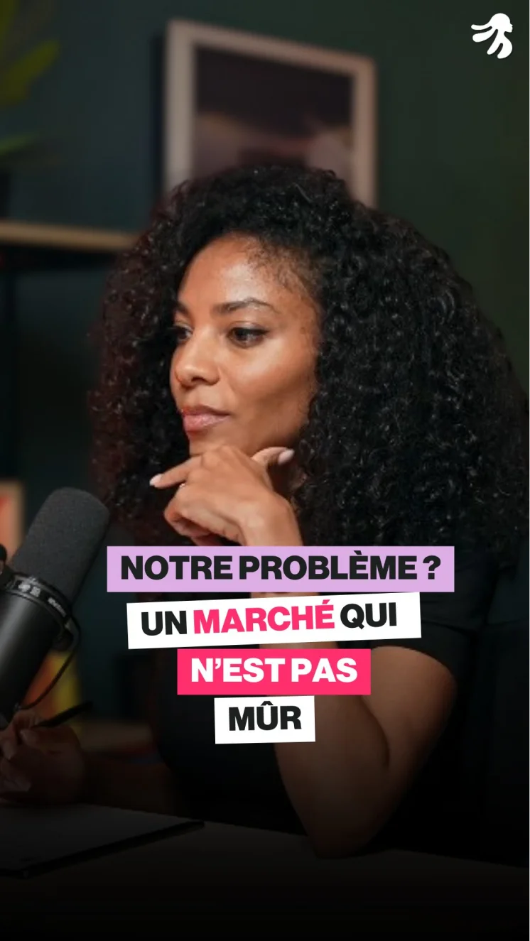 Woman with curly hair sitting thoughtfully in front of a microphone with French text overlay about a market problem.