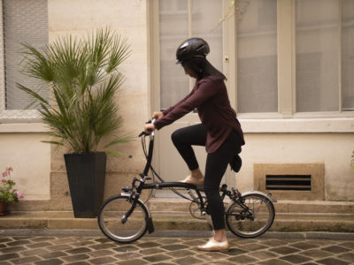 Salariée quittant l'entreprise avec son vélo