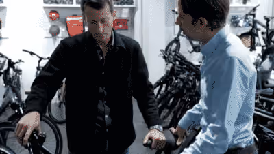 Expert Zenride conseillant un client dans son magasin de vélos