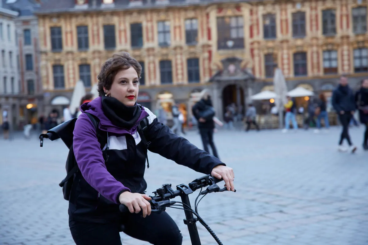 Une employée qui bénéficie d'un vélo de fonction dans la ville de Lille