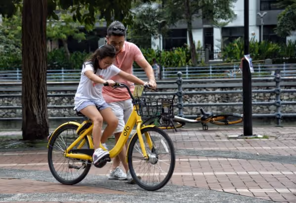 Enfant heureux et en bonne santé sur son vélo