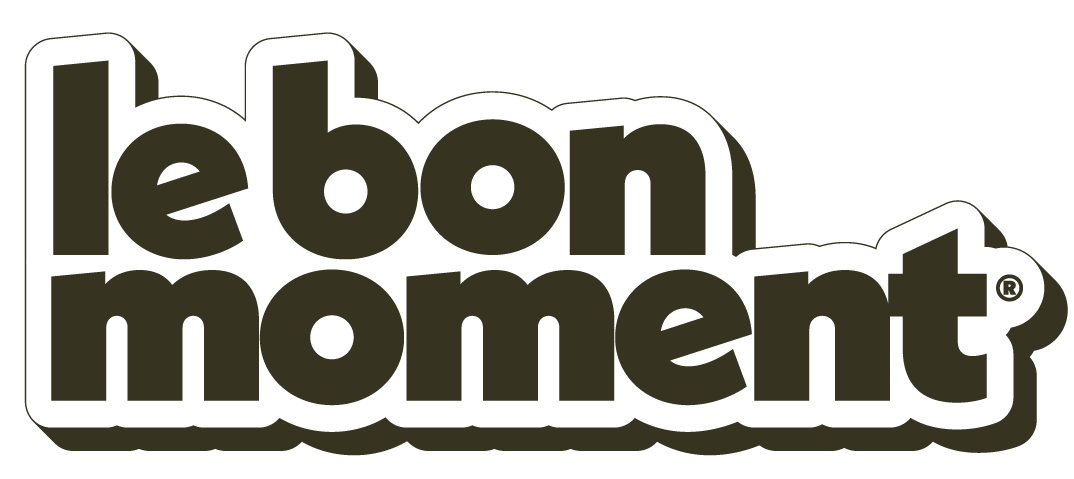 Logo text reading 'le bon moment' in bold black letters with a white outline and drop shadow.