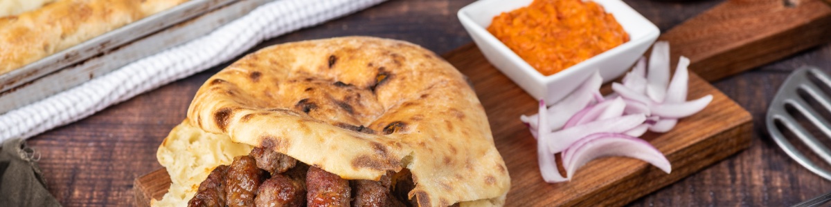 Ćevapi met lepinja en ajvar