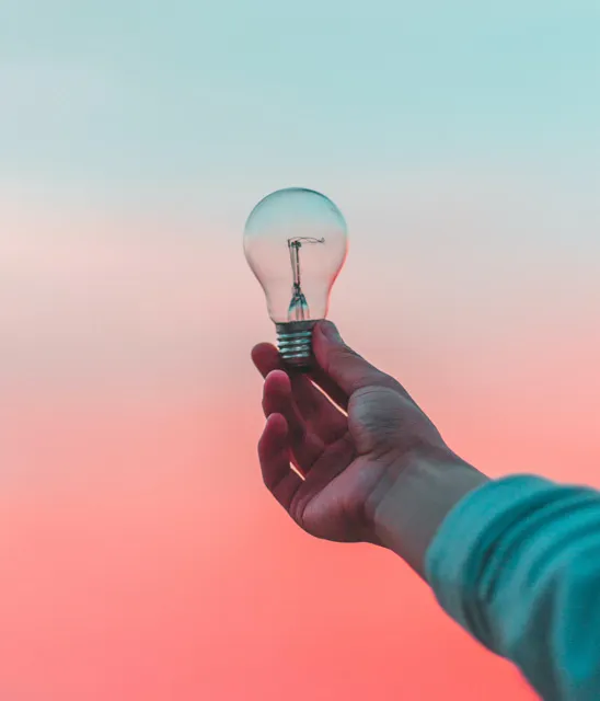 Person holding a lilghtbulb