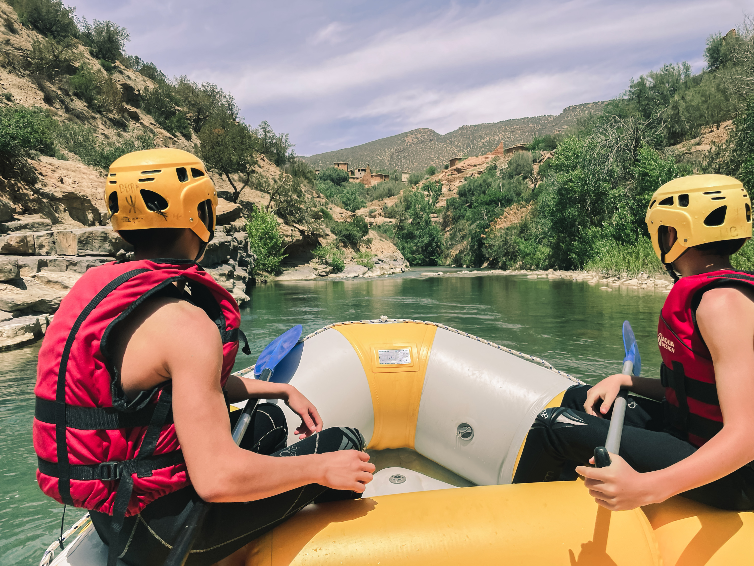 Aventure Rafting en famille ecotouristes dans un canyon de Zawiyat Ahansal dans les montagnes du haut atlas Maroc.