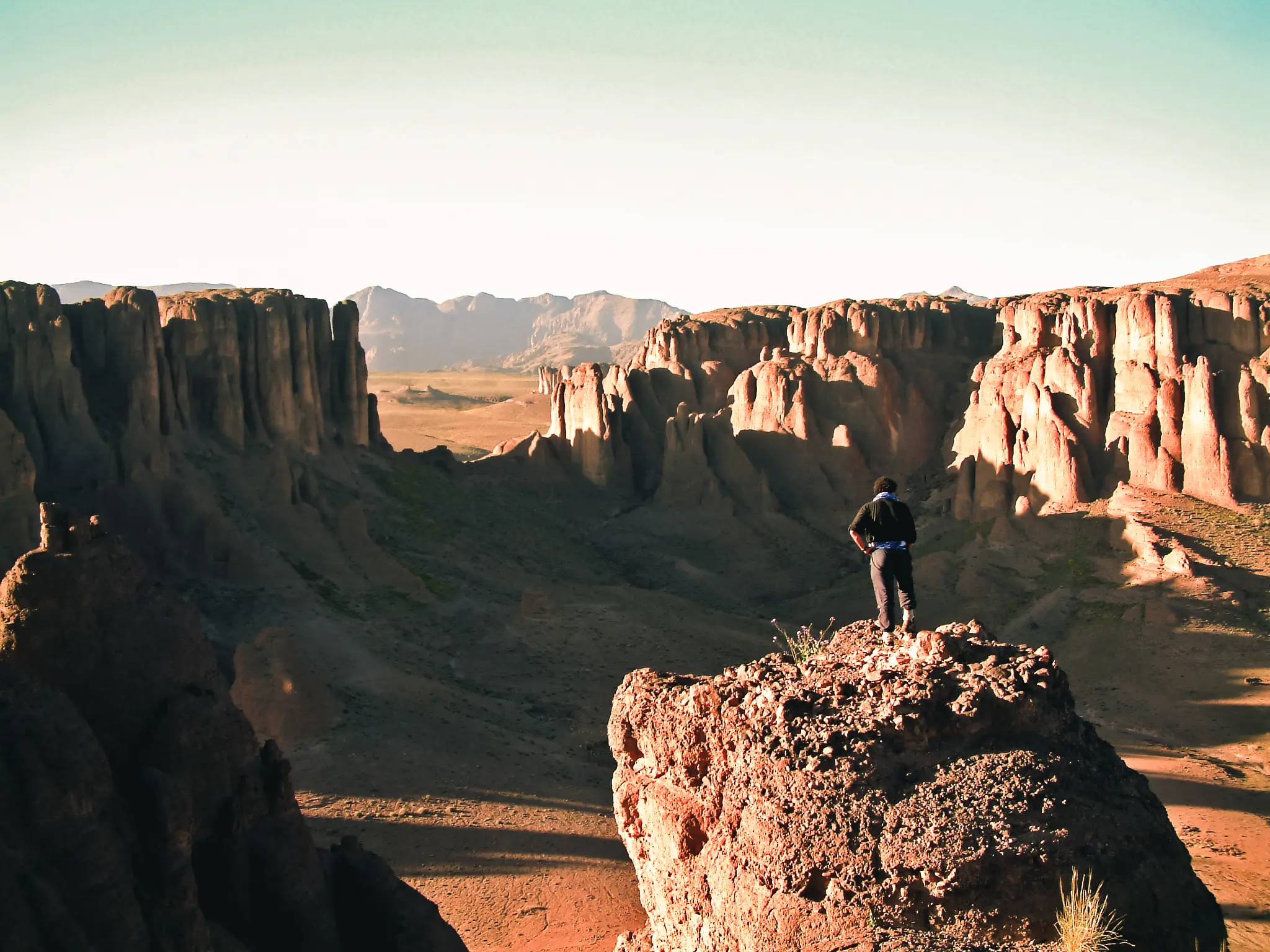 Randonnée et trekking a Saghro dans les falaises rocheuses du sud marocain durant un voyage en famille.