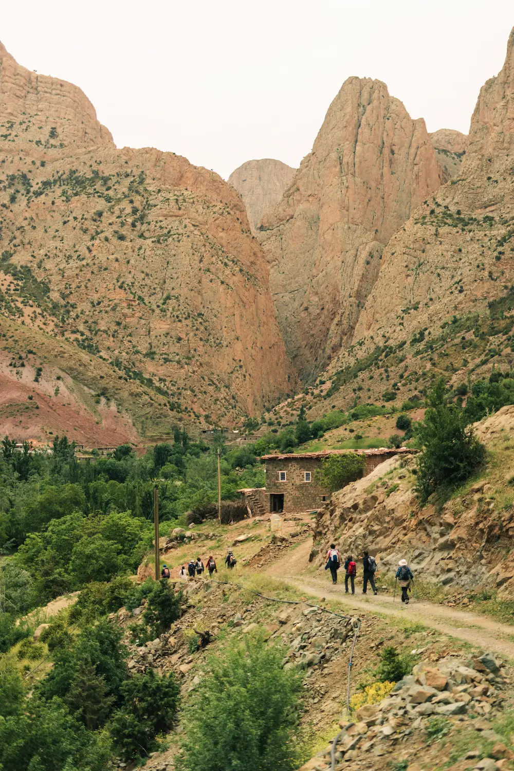 Randonneurs sur un sentier de montagne dans Zawiyat Ahansal dans la vallée des Aït Bougmez, Haut Atlas
